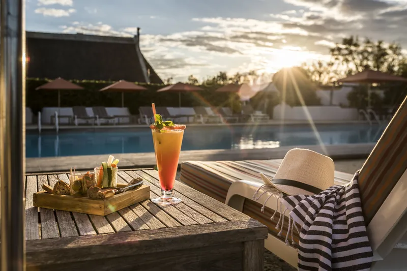 Piscine au coucher du soleil, Auberge Cavalière du Pont des Bannes, photographié par Maxime Ledieu