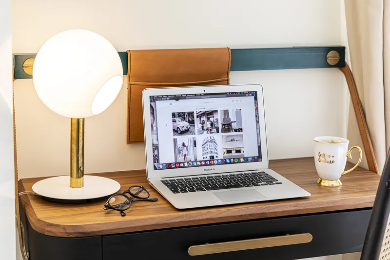 Coin bureau, Hôtel Champs-Élysées Friedland, photographié par Maxime Ledieu