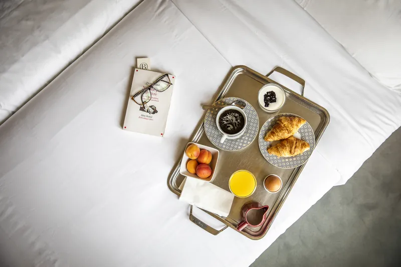 Petit-déjeuner en chambre, Hôtel Le Belloy, photographié par Maxime Ledieu