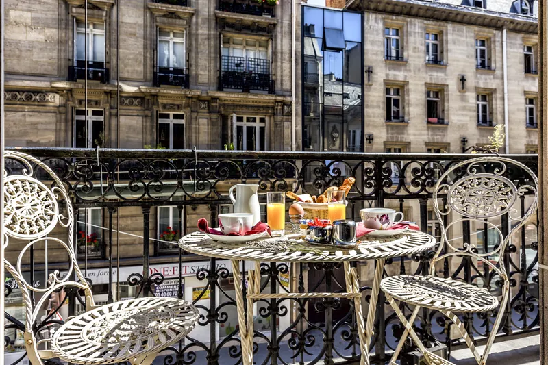 Petit-déjeuner au balcon, Hôtel Régence Paris, photographié par Maxime Ledieu