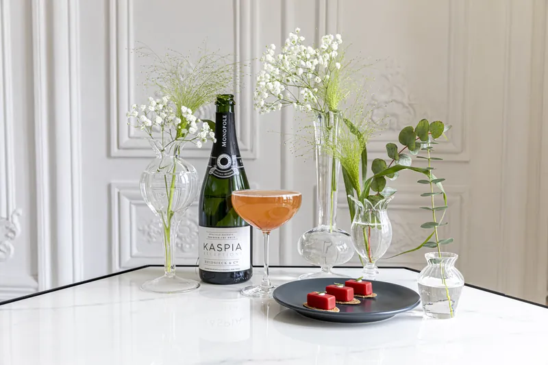 Champagne et dessert, Kaspia, photographié par Maxime Ledieu