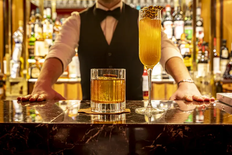 Cocktail au bar, Le Bœuf sur le Toit, photographié par Maxime Ledieu